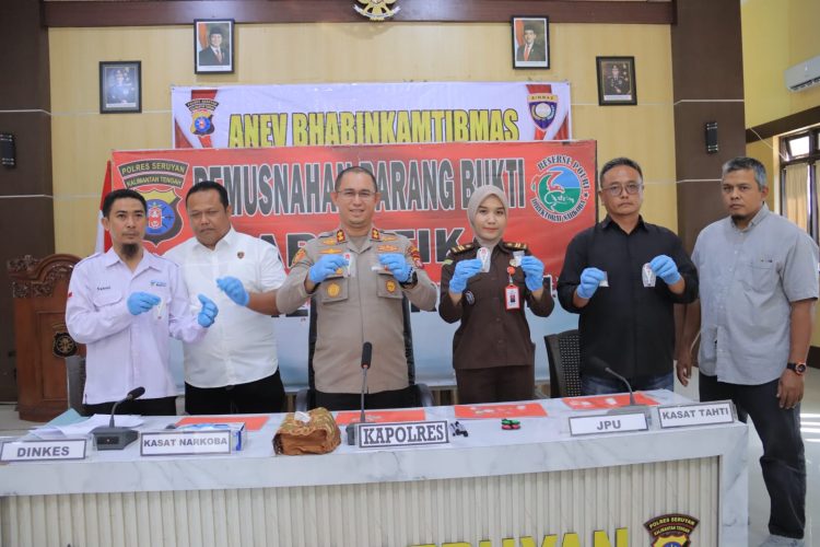 Pemusnahan dipimpin langsung oleh Kapolres Seruyan AKBP Beddy Suwendi, S.H., S.I.K., serta dihadiri oleh perwakilan Kejaksaan Negeri Seruyan, Dinas Kesehatan Kabupaten Seruyan, dan unsur penasihat hukum.