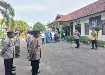 Kapolsek Pahandut memimpin pelaksanaan apel di halaman mako sebagai bentuk pengecekan kesiapan personel sebelum melaksanakan tugas pelayanan kepada masyarakat.