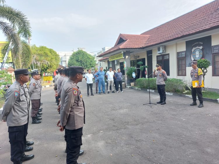 Kapolsek Pahandut memimpin pelaksanaan apel di halaman mako sebagai bentuk pengecekan kesiapan personel sebelum melaksanakan tugas pelayanan kepada masyarakat.