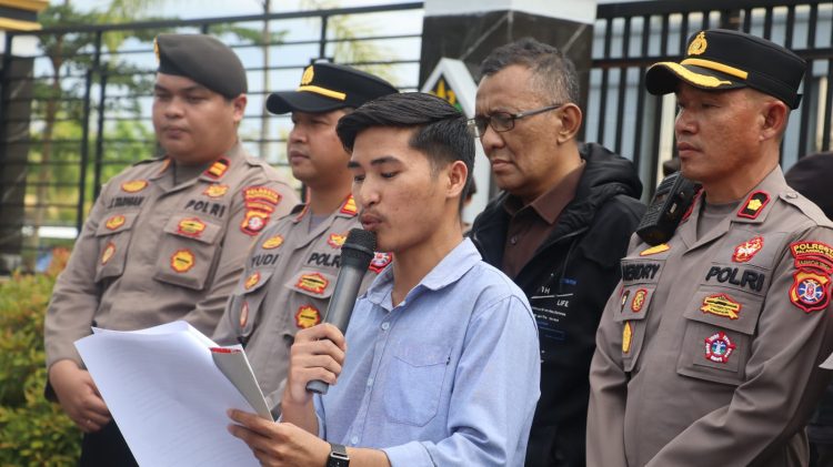 Pam dilakukan pada rangkaian aksi damai yang berlangsung di depan Kantor Kejaksaan Tinggi Kalimantan Tengah, Jalan Imam Bonjol, Kota Palangka Raya, Kalimantan Tengah, yang dipimpin oleh Kabagops, Kompol Henry, S.E., Rabu (22/7/2026) siang.