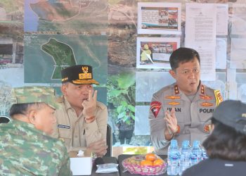 Kapolda Kalimantan Tengah Irjen Pol Iwan Kurniawan bersama Gubernur Kalimantan Tengah meninjau Posko Penanganan Kebakaran Hutan dan Lahan (Karhutla) di Tumbang Nusa, Kabupaten Pulang Pisau, untuk memastikan kesiapan personel dan peralatan dalam menghadapi kebakaran.