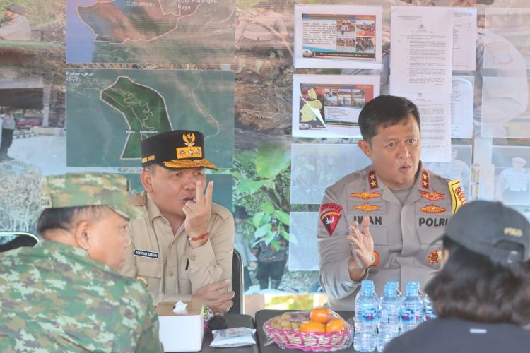 Kapolda Kalimantan Tengah Irjen Pol Iwan Kurniawan bersama Gubernur Kalimantan Tengah meninjau Posko Penanganan Kebakaran Hutan dan Lahan (Karhutla) di Tumbang Nusa, Kabupaten Pulang Pisau, untuk memastikan kesiapan personel dan peralatan dalam menghadapi kebakaran.