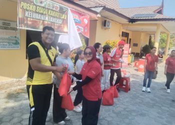 Bhabinkamtibmas Kelurahan Langkai Polsek Pahandut mengikuti kegiatan senam bersama yang digelar Telkomsel sebagai upaya mempererat sinergi dan kemitraan dengan masyarakat serta berbagai unsur di wilayah binaan.