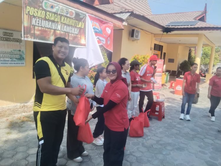 Bhabinkamtibmas Kelurahan Langkai Polsek Pahandut mengikuti kegiatan senam bersama yang digelar Telkomsel sebagai upaya mempererat sinergi dan kemitraan dengan masyarakat serta berbagai unsur di wilayah binaan.