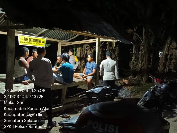 Personel Polsek Rantau Alai Polres Ogan Ilir melaksanakan patroli malam sekaligus pengecekan Pos Keamanan Lingkungan (Poskamling) di wilayah hukumnya, Kamis (23/7/2026) sekitar pukul 21.25 WIB.