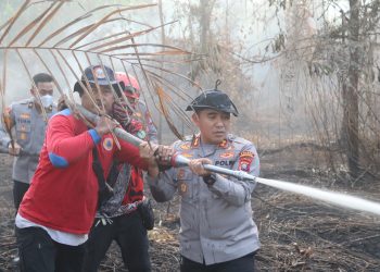 Polres Kotawaringin Timur bersinergi dengan BPBD Kabupaten Kotim bergerak cepat melakukan pemadaman kebakaran lahan yang terjadi diJl Cilik Riwut Km 10 Baamang Hulu, pada saat berlangsungnya Operasi Kontingensi Aman Nusa II-A Tahun 2026, pada hari Jumat sore (24/07/2026).