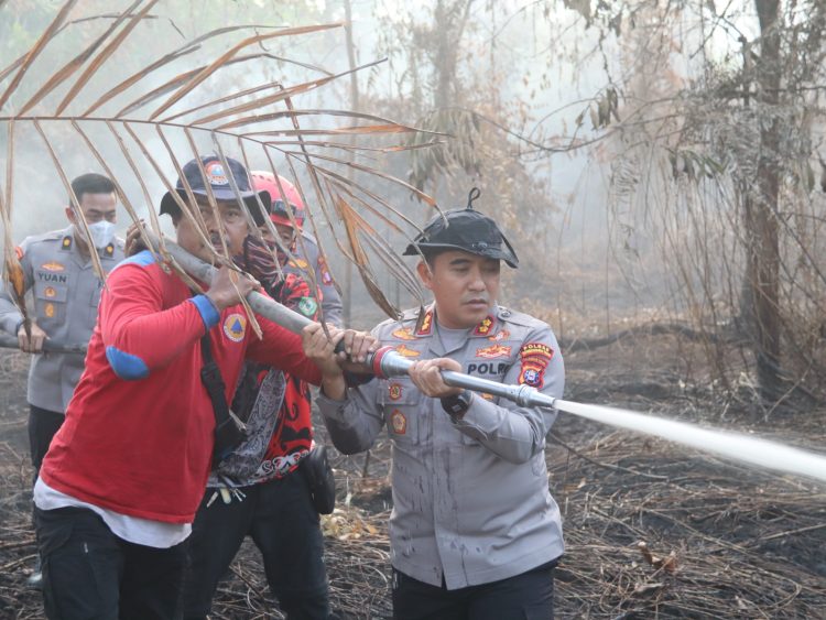 Polres Kotawaringin Timur bersinergi dengan BPBD Kabupaten Kotim bergerak cepat melakukan pemadaman kebakaran lahan yang terjadi diJl Cilik Riwut Km 10 Baamang Hulu, pada saat berlangsungnya Operasi Kontingensi Aman Nusa II-A Tahun 2026, pada hari Jumat sore (24/07/2026).