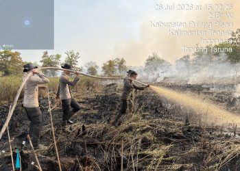 Langkah sigap dari personel Ditsamapta Polda Kalimantan Tengah melakukan upaya pencegahan api kembali menyala di lahan yang terbakar di Kelurahan Kalampangan, Kota Palangka Raya.