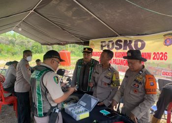 Polda Kalimantan Tengah melalui Bidang Kedokteran dan Kesehatan (Biddokkes) menyalurkan 400 masker KN95, vitamin, dan oxycan kepada personel Satgas Penanggulangan Kebakaran Hutan dan Lahan (Karhutla) yang bertugas di Pos Karhutla, sebagai upaya menjaga kondisi kesehatan personel di lapangan, Senin (27/7/2026).