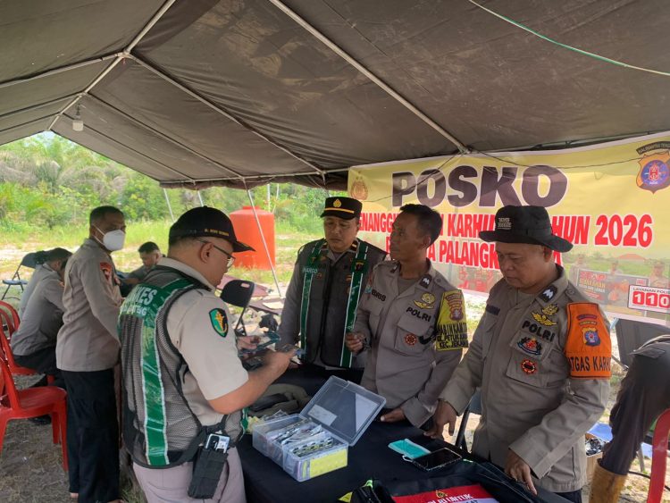 Polda Kalimantan Tengah melalui Bidang Kedokteran dan Kesehatan (Biddokkes) menyalurkan 400 masker KN95, vitamin, dan oxycan kepada personel Satgas Penanggulangan Kebakaran Hutan dan Lahan (Karhutla) yang bertugas di Pos Karhutla, sebagai upaya menjaga kondisi kesehatan personel di lapangan, Senin (27/7/2026).