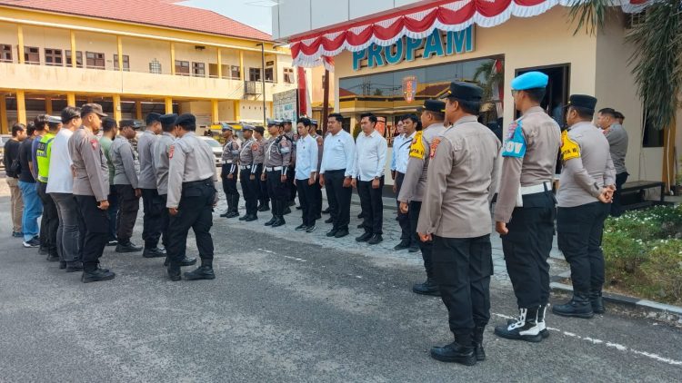 Jajaran SPKT Polresta Palangka Raya melaksanakan kegiatan serah terima piket jaga sebagai bagian dari kesiapan pelayanan kepolisian, Senin (27/7/2026).