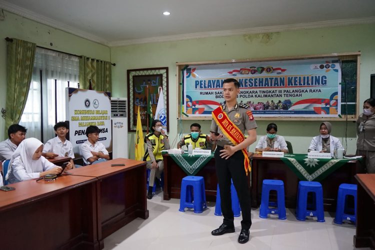 Rumah Sakit (Rumkit) Bhayangkara Tingkat III Palangka Raya Biddokkes Polda Kalimantan Tengah menghadirkan pelayanan kesehatan langsung di SMA Muhammadiyah Palangka Raya, Senin (27/7/2026).