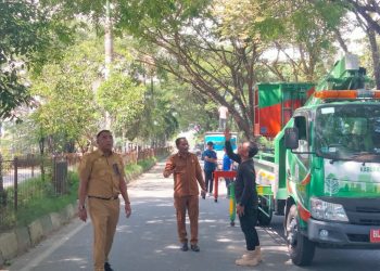 kepala dinas Lingkungan Hidup dan Kebersihan (DLHK) Kabupaten Nagan Raya, Zulkifli, Spd melakukan gebrakan dengan melaksanakan gotong royong bersama seluruh staf di dinas tersebut.