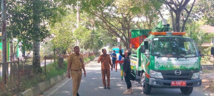 kepala dinas Lingkungan Hidup dan Kebersihan (DLHK) Kabupaten Nagan Raya, Zulkifli, Spd melakukan gebrakan dengan melaksanakan gotong royong bersama seluruh staf di dinas tersebut.