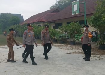 Polsek Sabangau melaksanakan pengamanan kunjungan Kapolda Kalteng Irjen Pol. Drs. Iwan Kurniawan, S.I.K., M.Si. bersama rombongan dalam rangka pemantauan kesiapsiagaan penanganan kebakaran hutan dan lahan (karhutla) di wilayah Kecamatan Sabangau.