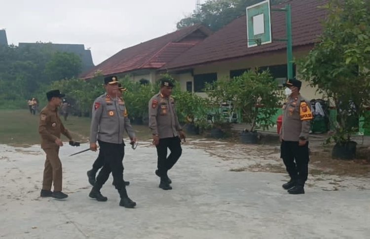 Polsek Sabangau melaksanakan pengamanan kunjungan Kapolda Kalteng Irjen Pol. Drs. Iwan Kurniawan, S.I.K., M.Si. bersama rombongan dalam rangka pemantauan kesiapsiagaan penanganan kebakaran hutan dan lahan (karhutla) di wilayah Kecamatan Sabangau.