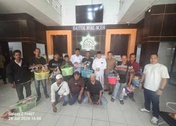 Ketua Kelompok Pedagang Asongan Pelabuhan Ulee Lheue, Heri, bersama perwakilan rekan seprofesinya berkunjung ke kantor Baitulmal Aceh untuk menyampaikan harapan demi meningkatkan taraf ekonomi keluarga mereka.