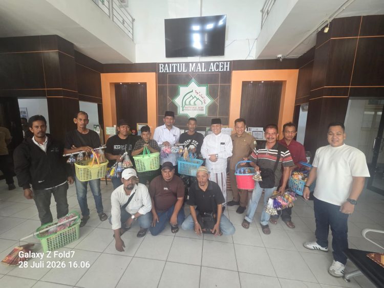 Ketua Kelompok Pedagang Asongan Pelabuhan Ulee Lheue, Heri, bersama perwakilan rekan seprofesinya berkunjung ke kantor Baitulmal Aceh untuk menyampaikan harapan demi meningkatkan taraf ekonomi keluarga mereka.