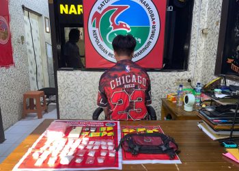 Satresnarkoba Polres Kotawaringin Timur. telah mengamankan seorang Laki laki paruh baya berinisial DM 41 th, saat menyimpan, menjual sabu , TKP (Tempat Kejadian Perkara) Rumah Jl P Diponegoro Gg Tinjau Rt 028 Rt 10 Kel Baamang Tengah Kec Baamang Sampit Kab. Kotim. Selasa 28 Juli 2026 skj 13.00 Wib.