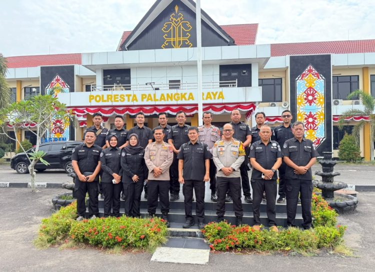 Polresta Palangka Raya menerima kedatangan Divisi Teknologi Informasi dan Komunikasi (TIK) Polri yang dipimpin oleh Kombes Pol. Sigit Waluya, S.I.K., S.H., M.H. didampingi Kabid TIK Polda Kalteng, Kombes Pol. Gugun Hardi Gunawan, S.I.K., M.Si., M.H.