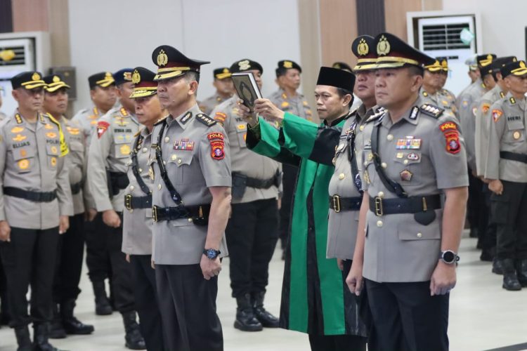 Kapolda Kalimantan Tengah (Kalteng) Irjen Pol Iwan Kurniawan, memimpin langsung upacara serah terima jabatan (Sertijab) dua (2) pejabat utama dan dua (2) Kapolres di jajaran Polda Kalteng, bertempat di Gedung Graha Bhayangkara, Mapolda setempat, Rabu (29/7/2026) pagi.