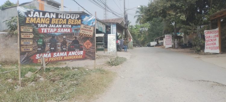 Jeritan Warga Tertuang Pada Spanduk