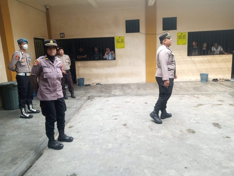 Pamapta I SPKT Polresta Palangka Raya Ipda Dwi Rizky Ferianto melaksanakan pemeriksaan dan pemantauan kondisi rumah tahanan (Rutan) di Mapolresta Palangka Raya.