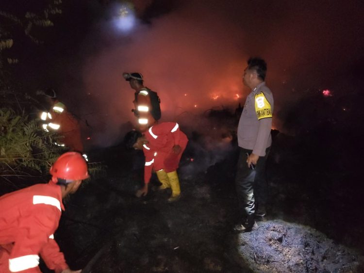 Personel Polda Kalimantan Tengah bersama tim gabungan berjibaku hingga malam hari untuk memadamkan kebakaran hutan dan lahan (karhutla) di Kecamatan Cempaga Hulu, Kabupaten Kotawaringin Timur, Rabu (29/7/2026).