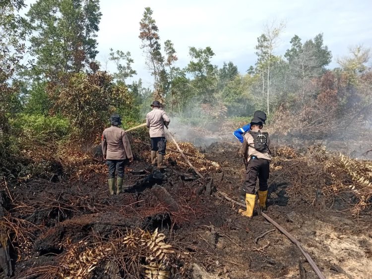 personel Satgas Aman Nusa Polda Kalimantan Tengah tetap bertahan menjalankan tugas kemanusiaan. Setelah berjibaku memadamkan api selama berjam-jam, mereka memanfaatkan waktu sejenak untuk beristirahat dan makan siang di lokasi sebelum kembali melanjutkan upaya pemadaman.