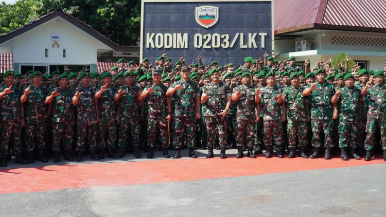 Komandan Korem (Danrem) 022/Pantai Timur Kolonel Inf Sandi Kamidianto, S.I.P., M.I.P., mendampingi Pangdam I/Bukit Barisan Mayjen TNI Hendy Antariksa dalam kunjungan kerja ke Markas Kodim 0203/Langkat,