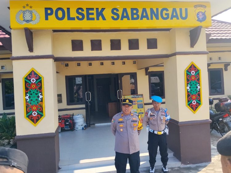 Kapolsek Sabangau Iptu Agung Setiyanto memimpin apel personel di Mako Polsek Sabangau sebagai bentuk kesiapan dalam pelaksanaan tugas kepolisian serta menjaga situasi kamtibmas tetap kondusif.