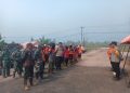 Kapolsek Sabangau bersama personel mengikuti apel konsolidasi kesiapan penanganan bencana kebakaran hutan dan lahan (karhutla) di Pos Komando Penanganan Darurat Bencana Karhutla, halaman Kantor Kelurahan Kameloh Baru