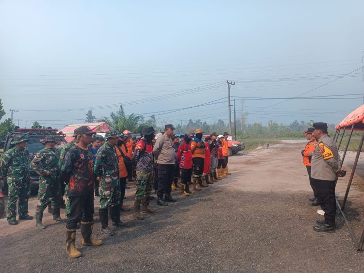 Kapolsek Sabangau bersama personel mengikuti apel konsolidasi kesiapan penanganan bencana kebakaran hutan dan lahan (karhutla) di Pos Komando Penanganan Darurat Bencana Karhutla, halaman Kantor Kelurahan Kameloh Baru