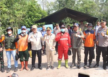 Kapolda Kalimantan Tengah Irjen Pol Iwan Kurniawan mendampingi Menteri Koordinator Bidang Politik dan Keamanan (Menko Polkam), Jenderal TNI (Purn.) Djamari Chaniago, meninjau Posko Penanganan Kebakaran Hutan dan Lahan (Karhutla) di Tumbang Nusa, Kabupaten Pulang Pisau, Jumat (31/7/2026).