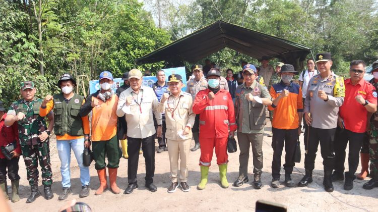 Kapolda Kalimantan Tengah Irjen Pol Iwan Kurniawan mendampingi Menteri Koordinator Bidang Politik dan Keamanan (Menko Polkam), Jenderal TNI (Purn.) Djamari Chaniago, meninjau Posko Penanganan Kebakaran Hutan dan Lahan (Karhutla) di Tumbang Nusa, Kabupaten Pulang Pisau, Jumat (31/7/2026).