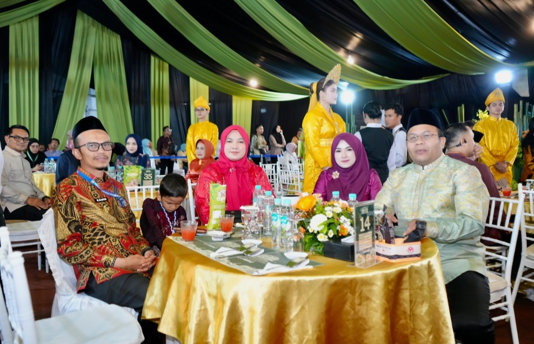 Kota Sabang, Zulkifli H. Adam saat menghadiri Gala Dinner bersama istri, Nuri Farisal, Selasa (1/7/26) malam.