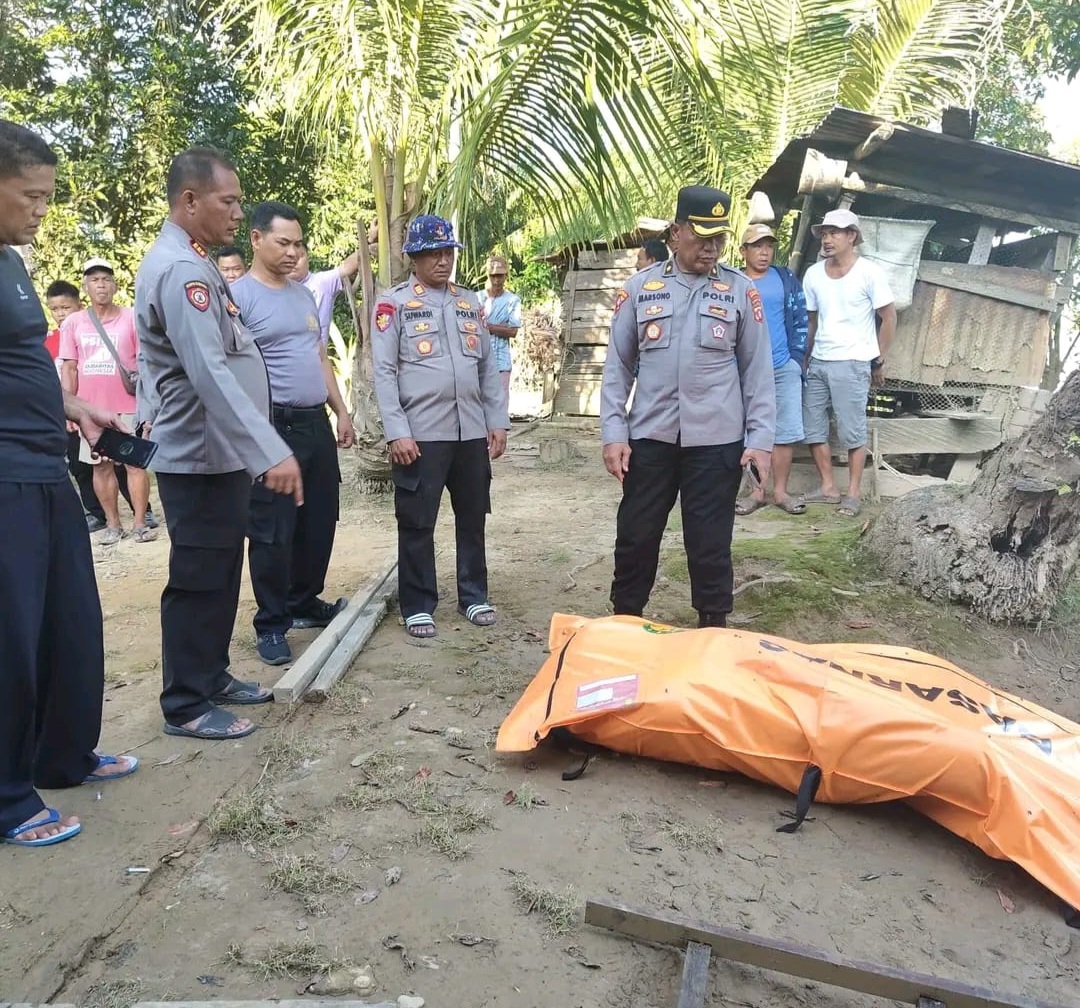 Bripda Nopandri Ramadhana, anggota Satresnarkoba Polres Katingan yang hilang saat operasi penangkapan terduga bandar sabu, ditemukan dalam kondisi meninggal dunia. Jenazah korban ditemukan mengapung di Sungai Katingan, kawasan Desa Tumbang Lahang, Kabupaten Katingan, Sabtu (4/7/2026), sebelum dievakuasi oleh tim gabungan.