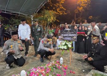 Upacara dipimpin Kapolres Katingan AKBP Dodik Hartono, S.H., S.I.K., M.H., serta dihadiri Kapolda Kalimantan Tengah Irjen Pol. Iwan Kurniawan, S.I.K., M.Si., bersama Ketua Bhayangkari Daerah Kalimantan Tengah Ny. Maya Iwan, pejabat utama Polda Kalteng, unsur Forkopimda, personel TNI-Polri, Bhayangkari, dan keluarga almarhum. Minggu (05/07/2026) Malam.