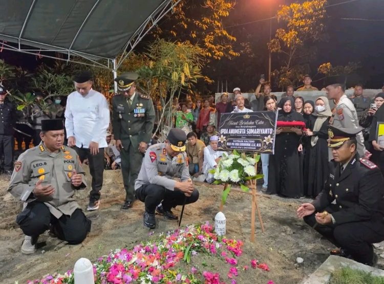 Upacara dipimpin Kapolres Katingan AKBP Dodik Hartono, S.H., S.I.K., M.H., serta dihadiri Kapolda Kalimantan Tengah Irjen Pol. Iwan Kurniawan, S.I.K., M.Si., bersama Ketua Bhayangkari Daerah Kalimantan Tengah Ny. Maya Iwan, pejabat utama Polda Kalteng, unsur Forkopimda, personel TNI-Polri, Bhayangkari, dan keluarga almarhum. Minggu (05/07/2026) Malam.