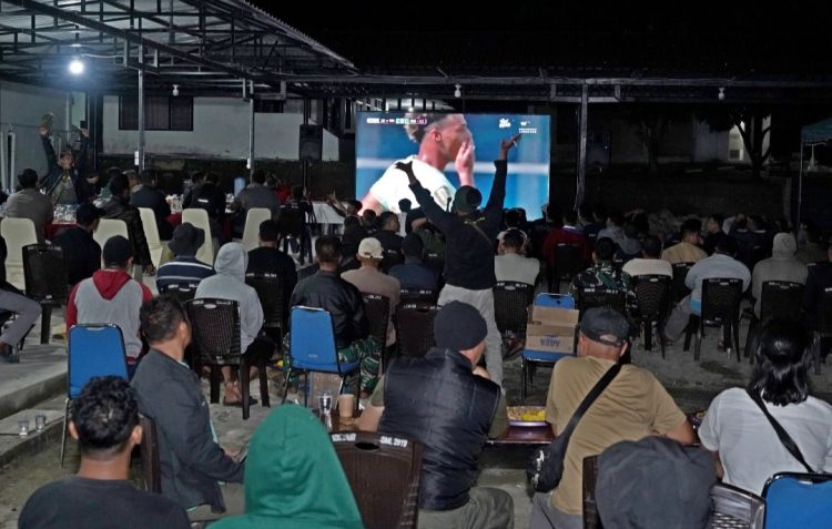 Korem 022/Pantai Timur menggelar kegiatan Nonton Bareng (Nobar) pertandingan sepak bola di Food Court Korem 022/Pantai Timur, Jumat dini hari pukul 03.00 WIB.