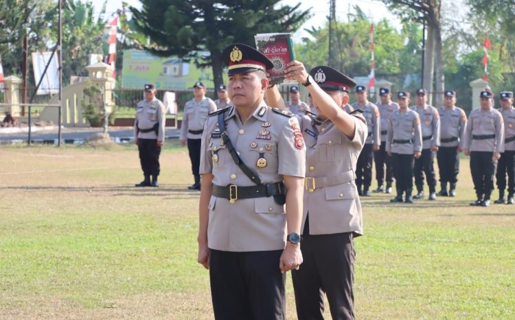 Wakapolres Ogan Ilir, Kompol Georgie Absolum Sakul, S.I.K., memimpin upacara pelantikan jabatan Kepala Seksi Hubungan Masyarakat (Kasihumas) Polres Ogan Ilir yang berlangsung di Lapangan Apel Mapolres Ogan Ilir, Jumat (10/7/2026).