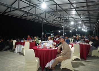 Ratusan warga tumpah ruah dalam Nonton Bareng Sepak Bola Dunia yang diinisiasi Korem 022/PT. Tukang becak, mahasiswa, pedagang, hingga prajurit TNI semua membaur jadi satu di depan layar besar. Tak ada sekat, tak ada jarak.