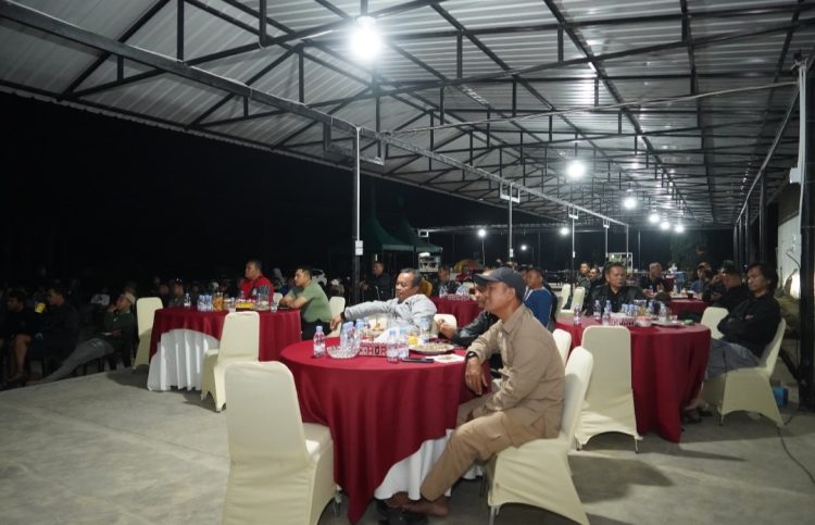 Ratusan warga tumpah ruah dalam Nonton Bareng Sepak Bola Dunia yang diinisiasi Korem 022/PT. Tukang becak, mahasiswa, pedagang, hingga prajurit TNI semua membaur jadi satu di depan layar besar. Tak ada sekat, tak ada jarak.