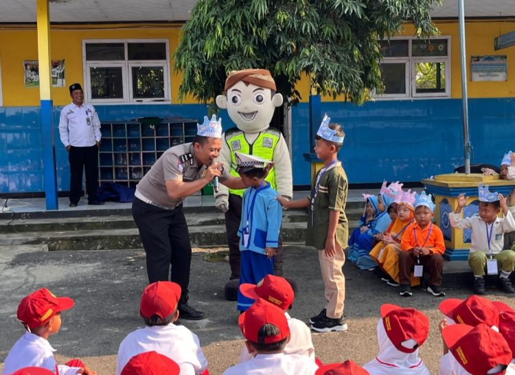 Kegiatan dilaksanakan di dua sekolah yaitu Sekolah Dasar (SD) Negeri 2 Karangcegak dan Madrasah Ibtidaiyah Muhammadiyah (MIM) Kedungjampang, Kecamatan Kutasari, Kabupaten Purbalingga, Senin (13/7/2026).