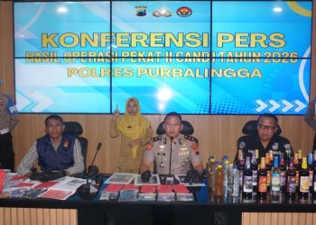 Polres Purbalingga berhasil mengungkap sejumlah kasus penyalahgunaan narkotika dan peredaran minuman keras (miras) ilegal saat digelar Operasi Pekat II Candi 2026. Hal itu terungkap saat digelar konferensi pers di Aula Wicaksana Laghawa Mapolres Purbalingga, Senin (20/7/2026).