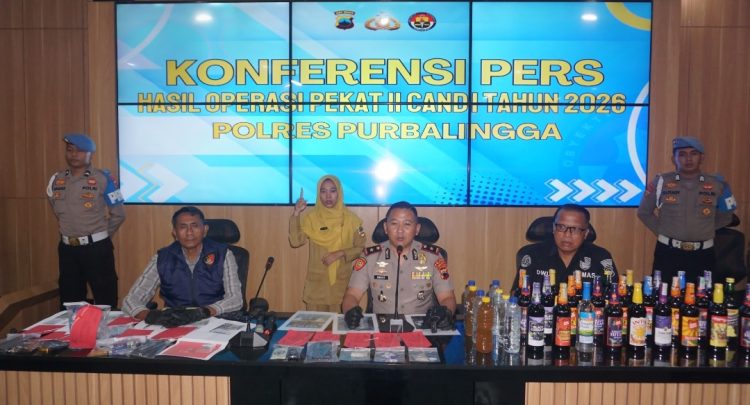 Polres Purbalingga berhasil mengungkap sejumlah kasus penyalahgunaan narkotika dan peredaran minuman keras (miras) ilegal saat digelar Operasi Pekat II Candi 2026. Hal itu terungkap saat digelar konferensi pers di Aula Wicaksana Laghawa Mapolres Purbalingga, Senin (20/7/2026).