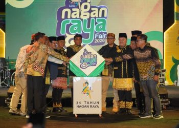Prosesi pembukaan ditandai dengan peletakan tangan pada perangkat LED trapesium yang dilakukan Dirjen Perumahan Perdesaan didampingi Bupati Nagan Raya Dr. TR. Keumangan, S.H., M.H., Wakil Bupati Raja Sayang, serta sejumlah pejabat lainnya.