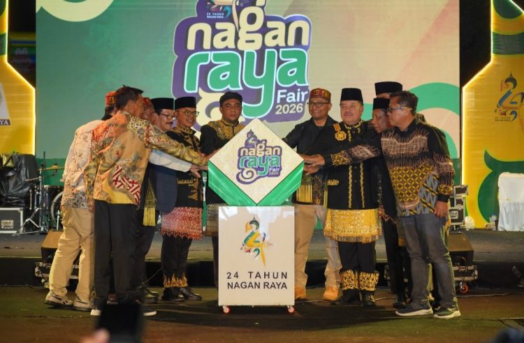 Prosesi pembukaan ditandai dengan peletakan tangan pada perangkat LED trapesium yang dilakukan Dirjen Perumahan Perdesaan didampingi Bupati Nagan Raya Dr. TR. Keumangan, S.H., M.H., Wakil Bupati Raja Sayang, serta sejumlah pejabat lainnya.