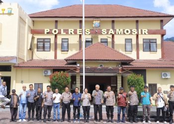 Kapolres Samosir AKBP Rina Sry Nirwana Tarigan, S.I.K., M.H. menggelar kegiatan Coffee Morning bersama insan pers Kabupaten Samosir di Ruang Pelayanan Terpadu Polres Samosir, Selasa (21/7/2026).