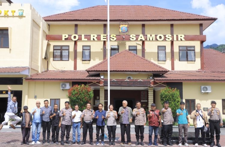 Kapolres Samosir AKBP Rina Sry Nirwana Tarigan, S.I.K., M.H. menggelar kegiatan Coffee Morning bersama insan pers Kabupaten Samosir di Ruang Pelayanan Terpadu Polres Samosir, Selasa (21/7/2026).